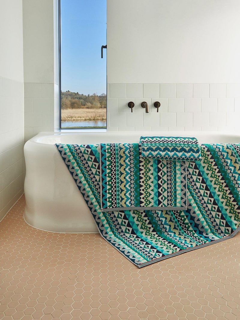 Margo Selby Buxton serviette verte géométrique 100 x 50cm, importée du Royaume-Uni