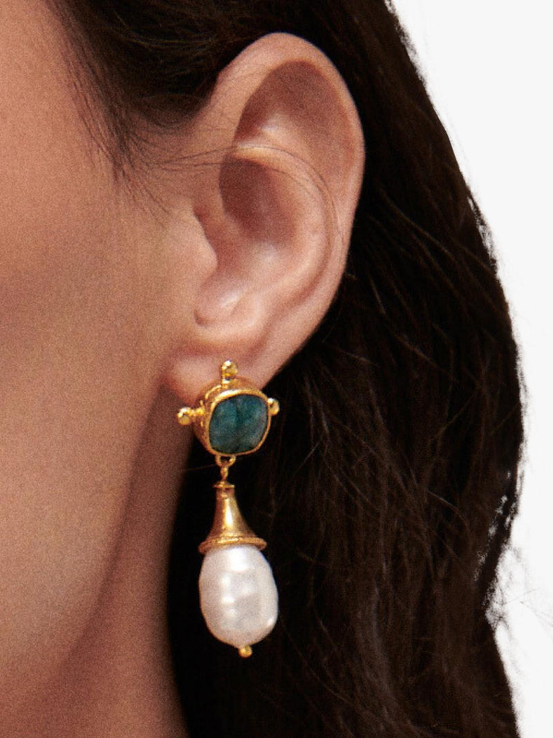 Ottoman Hands Esmeray emerald pearl drop stud earrings gold - British product