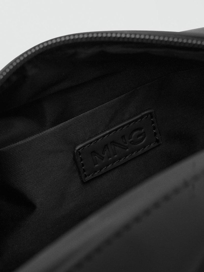 Mango matte wash bag black (British brand)