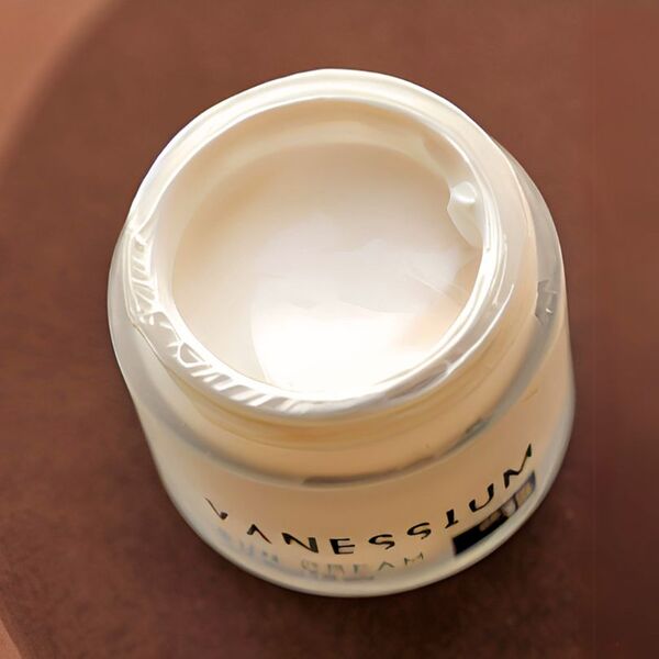 Vanessium Sun Cream. Glow Effect. Lift Skin. SPF15 50ml GOODS Superdrug