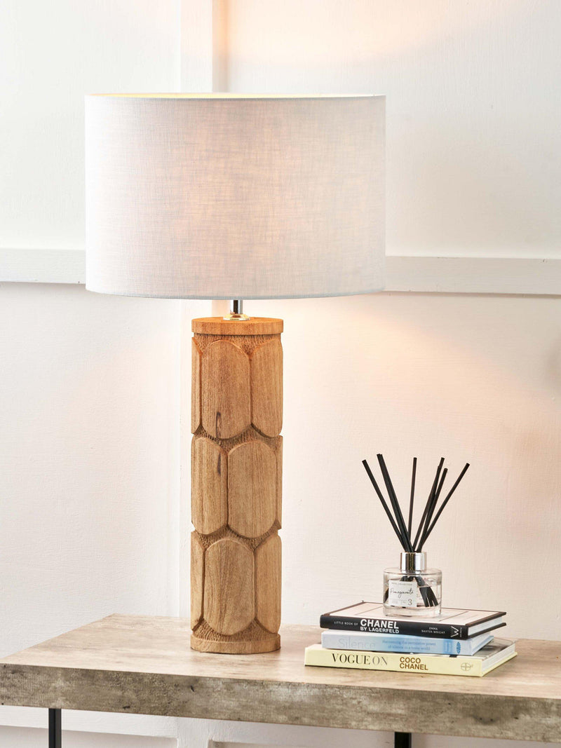 Pazifik Aurelia Holz-Tischlampe mit Mangoholz-Sockel - Britisches Produkt