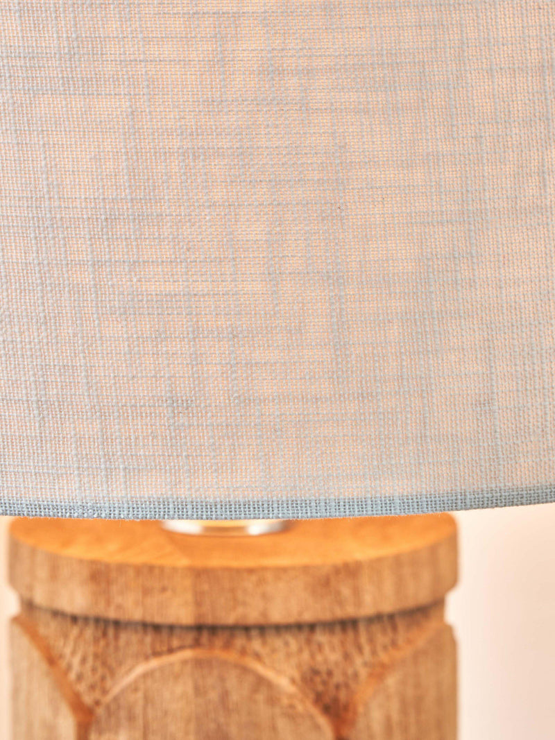 Pazifik Aurelia Holz-Tischlampe mit Mangoholz-Sockel - Britisches Produkt