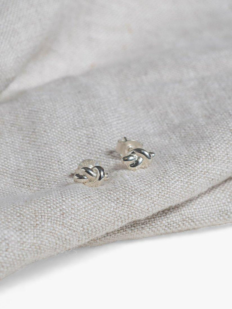 Boucles d'oreilles clous nœud nautique en argent sterling Auree, version britannique