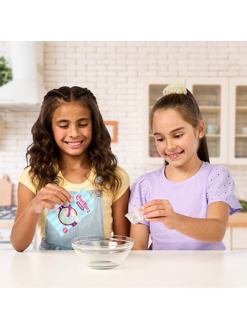 Cookeez Makery Freezy Cakez interactive toy playset - British product