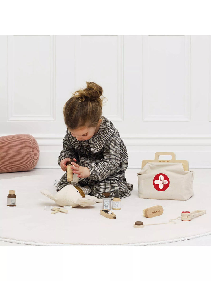 Le Toy Van animal veterinary role play set, UK version