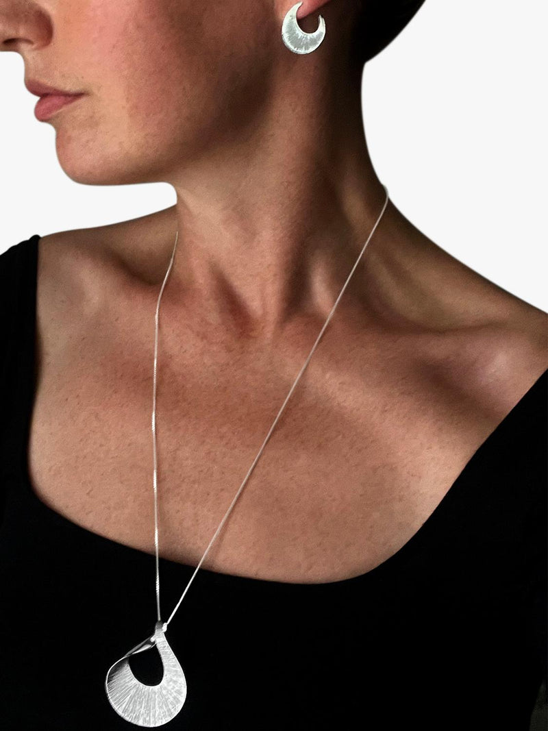 Nina B fluted curved pendant necklace silver (British brand)