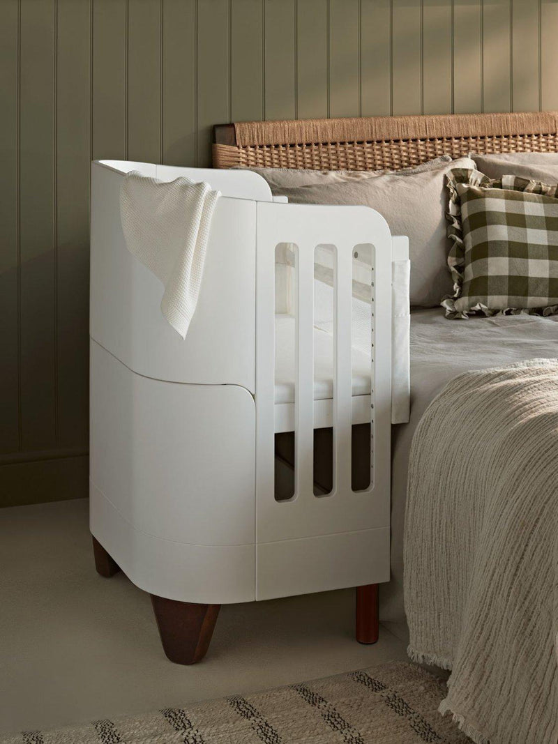 Gaia Baby Serena Bedside Crib Bundle With Sheets UK version
