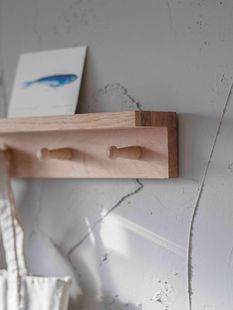 Garden Trading oak wood shelf with 3 pegs 40cm (British brand)