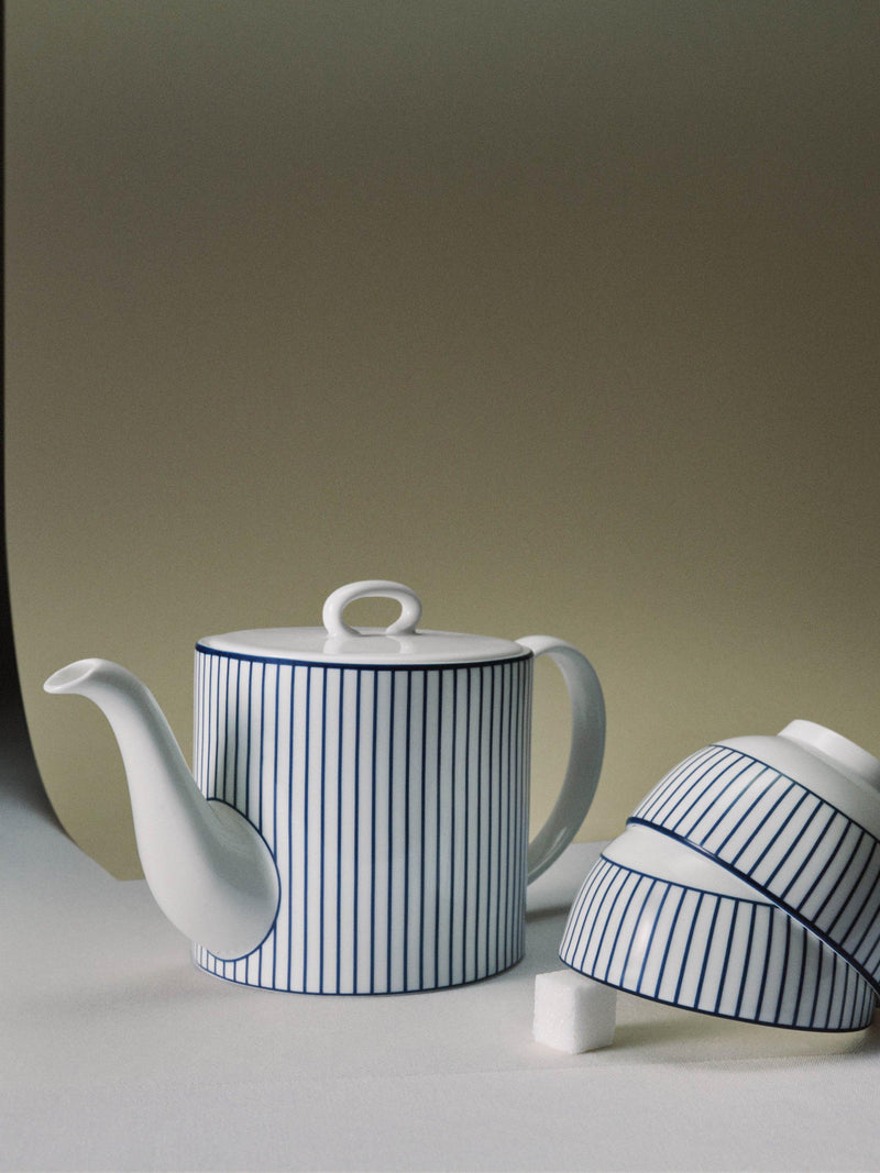 Wedgwood bone china teapot 940ml white blue pinstripe (British brand)