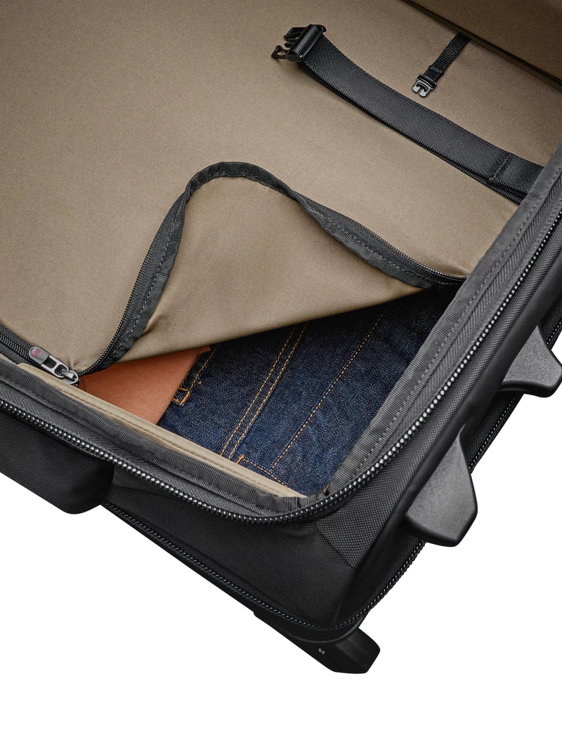 Briggs & Riley 90L upright duffle black, imported from the UK