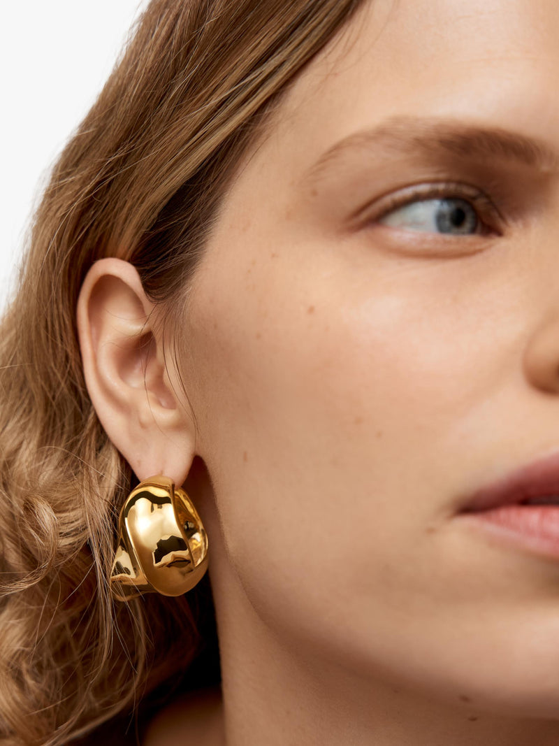 Monica Vinader Nomad Bold Medium Hoop Earrings in gold, UK version