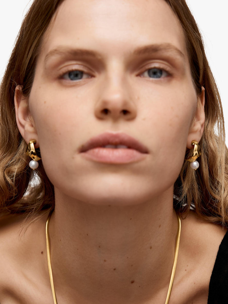 Monica Vinader Small Nomade Pearl earrings gold (British brand)