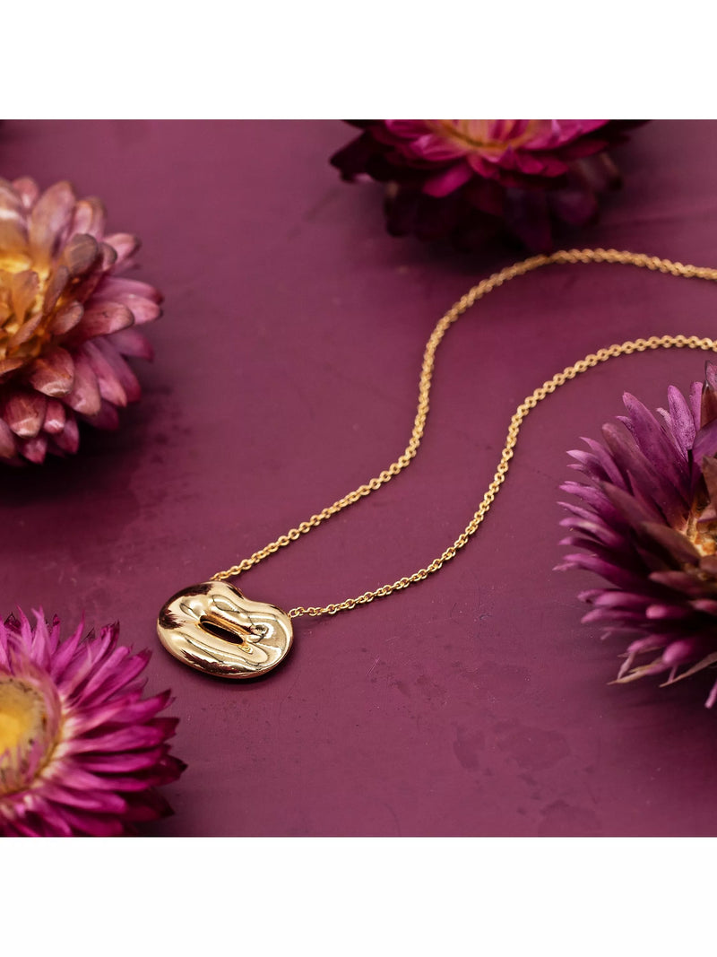 IBB 9ct gold polished lips necklace, imported from the UK