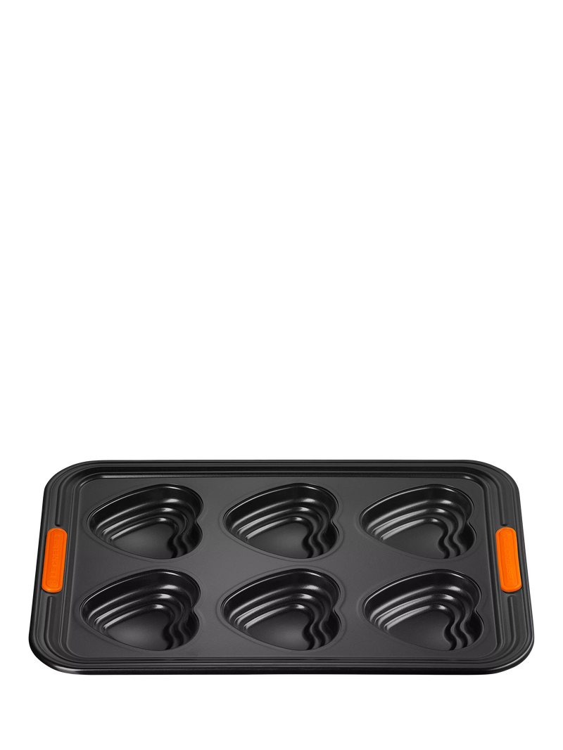 Le Creuset heart non-stick bake tray 6 cup - British product
