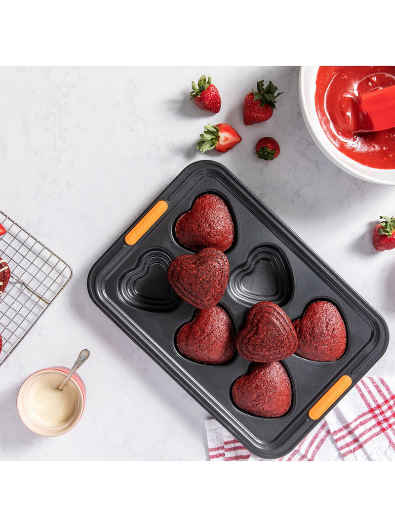 Le Creuset heart non-stick bake tray 6 cup - British product