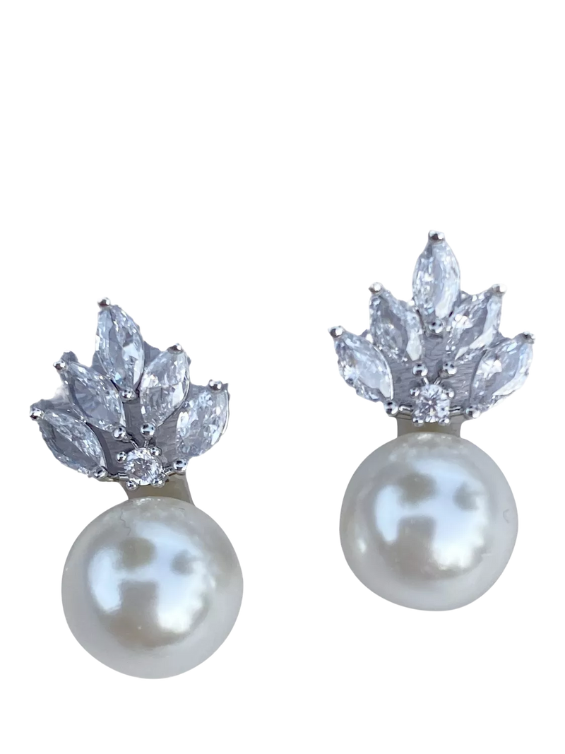 QueenMee faux pearl drop earrings silver, UK version