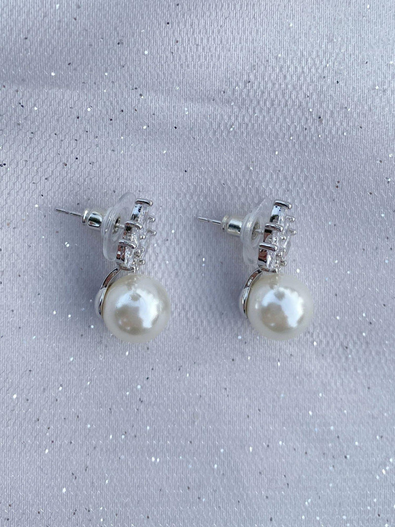 QueenMee faux pearl drop earrings silver, UK version