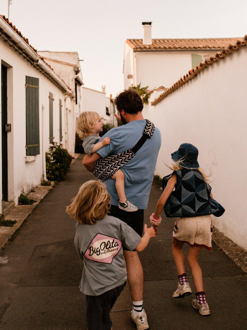 Wildride toddler hip carrier Feathers, imported from the UK