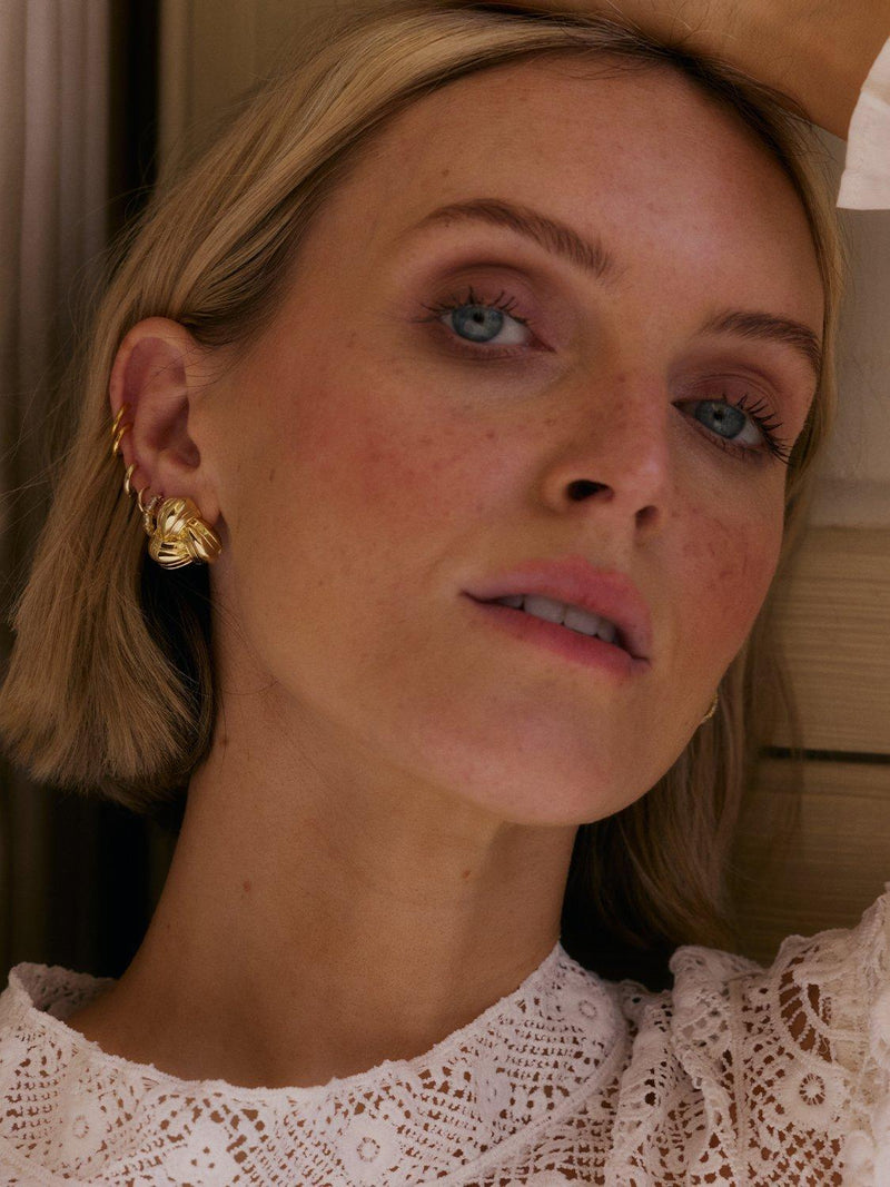 Daisy London knot stud earrings gold (British brand)