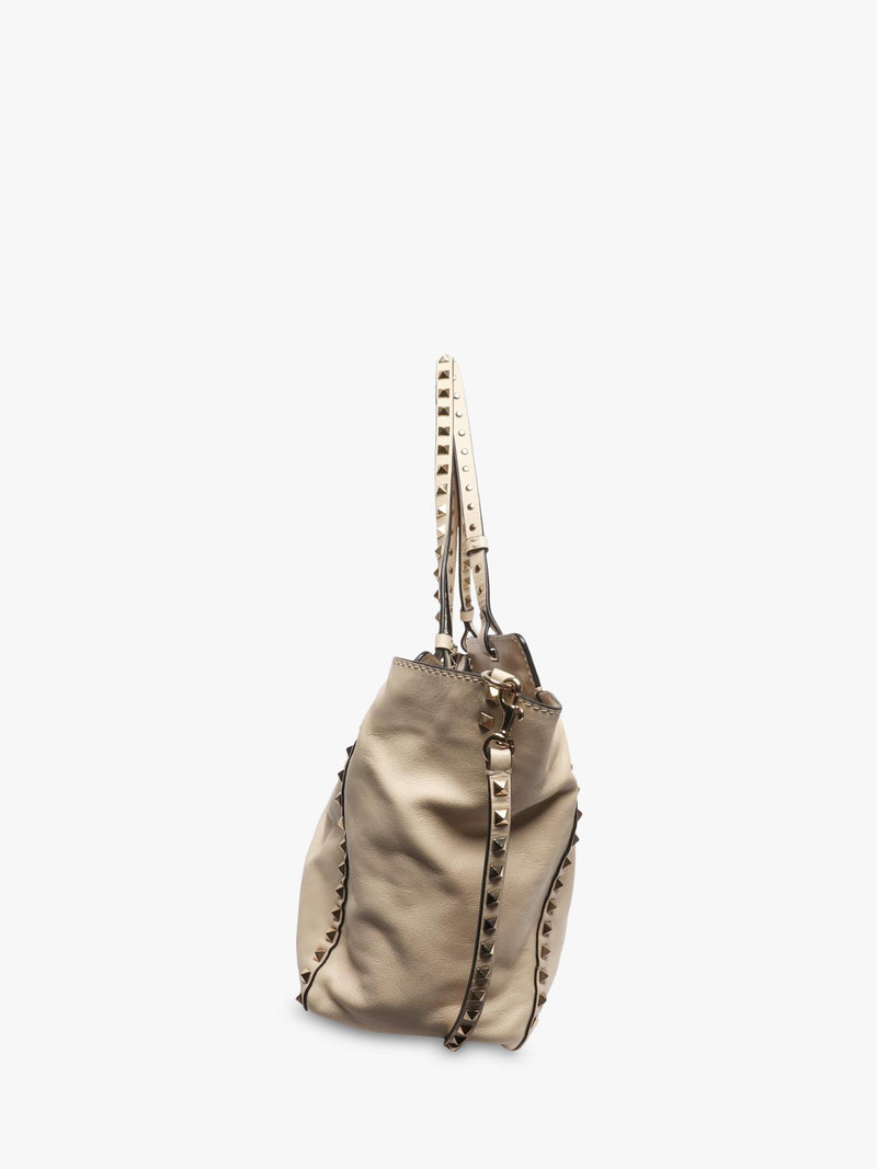 Pre-loved Valentino Rockstud shoulder bag cream leather, imported from the UK