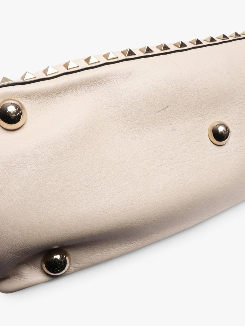 Pre-loved Valentino Rockstud shoulder bag cream leather, imported from the UK