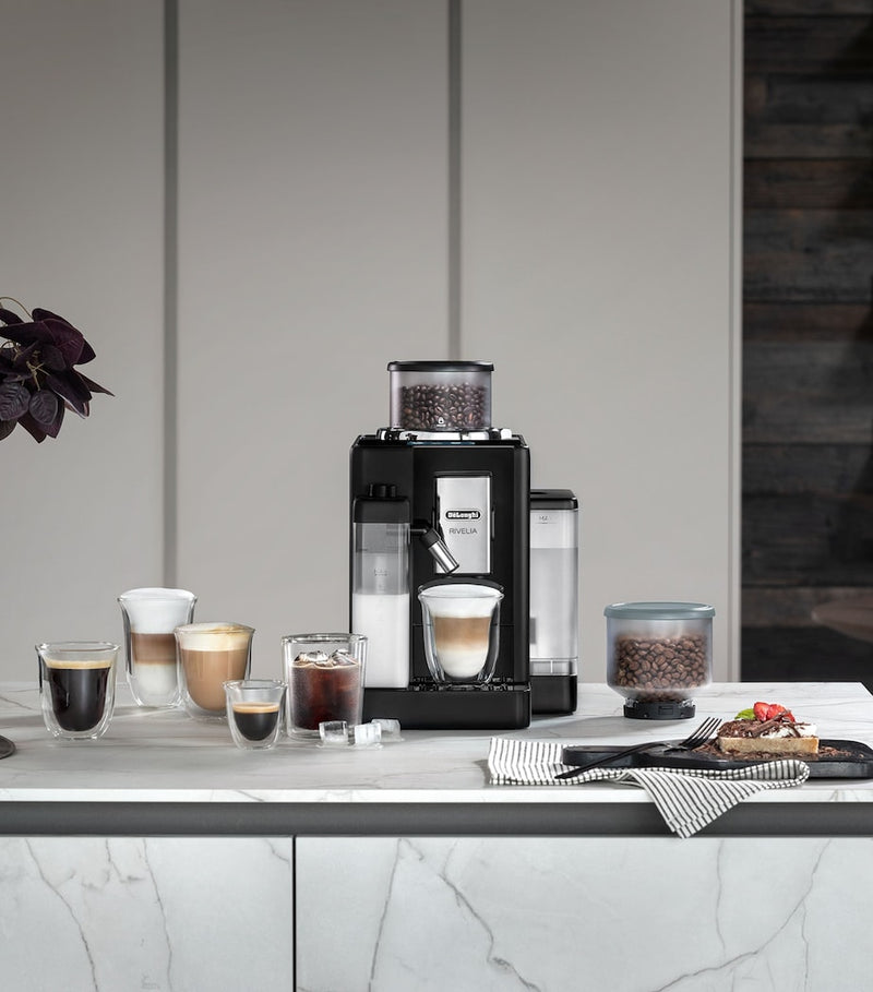 De'Longhi Rivelia coffee machine with touch display and milk carafe - British product