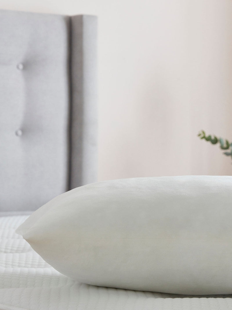 Silentnight Medium Squishy Velvet Touch Pillow (British brand)