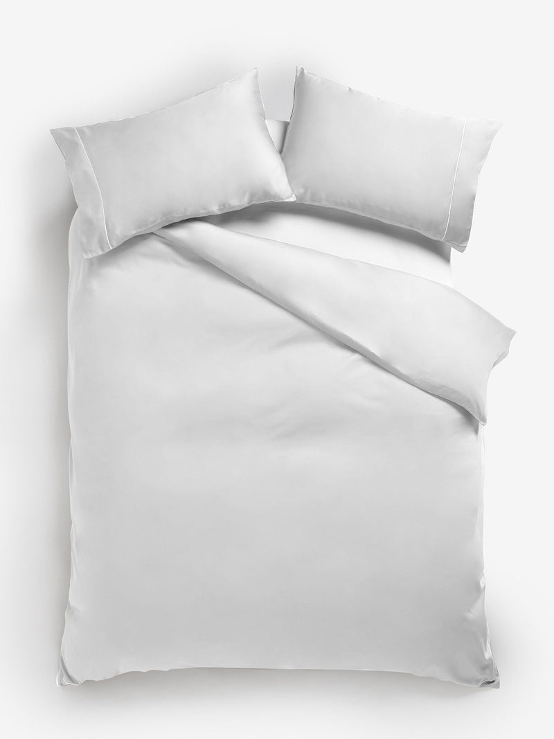 White duvet cover and pillowcase set in 300 thread count cotton sateen (British brand)