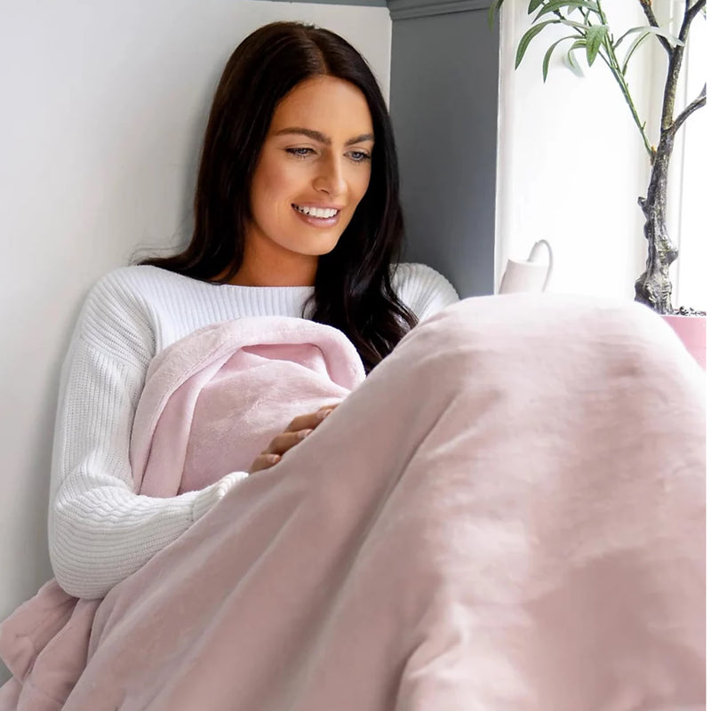 Dreamland Snuggle Up warming throw pink 120x160cm, imported from the UK