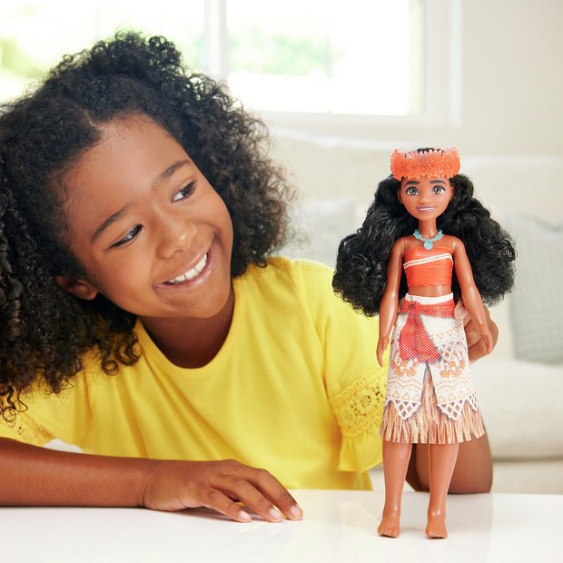 Disney Moana fashion doll 11 inches with accessories (British brand)