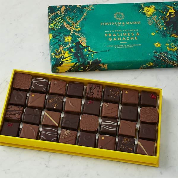 Chocolate pralines and ganache selection box 320g - British product