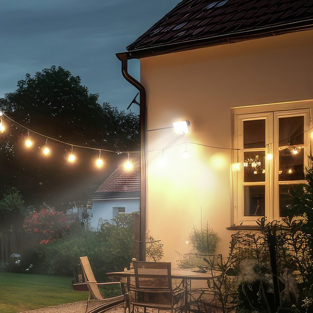 Luceco 11W PIR Guardian solar floodlight, UK version
