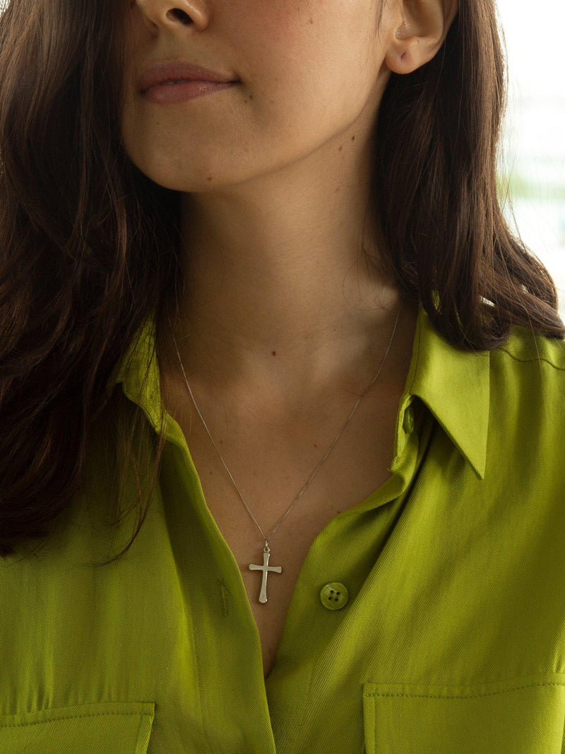 IBB 9ct white gold cross pendant on chain - British product