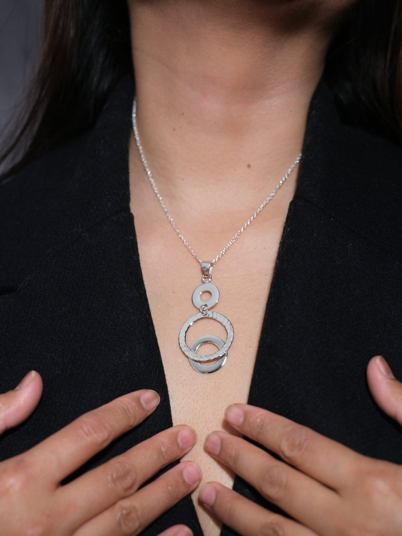 Andea hammered circle pendant necklace 46cm, UK version