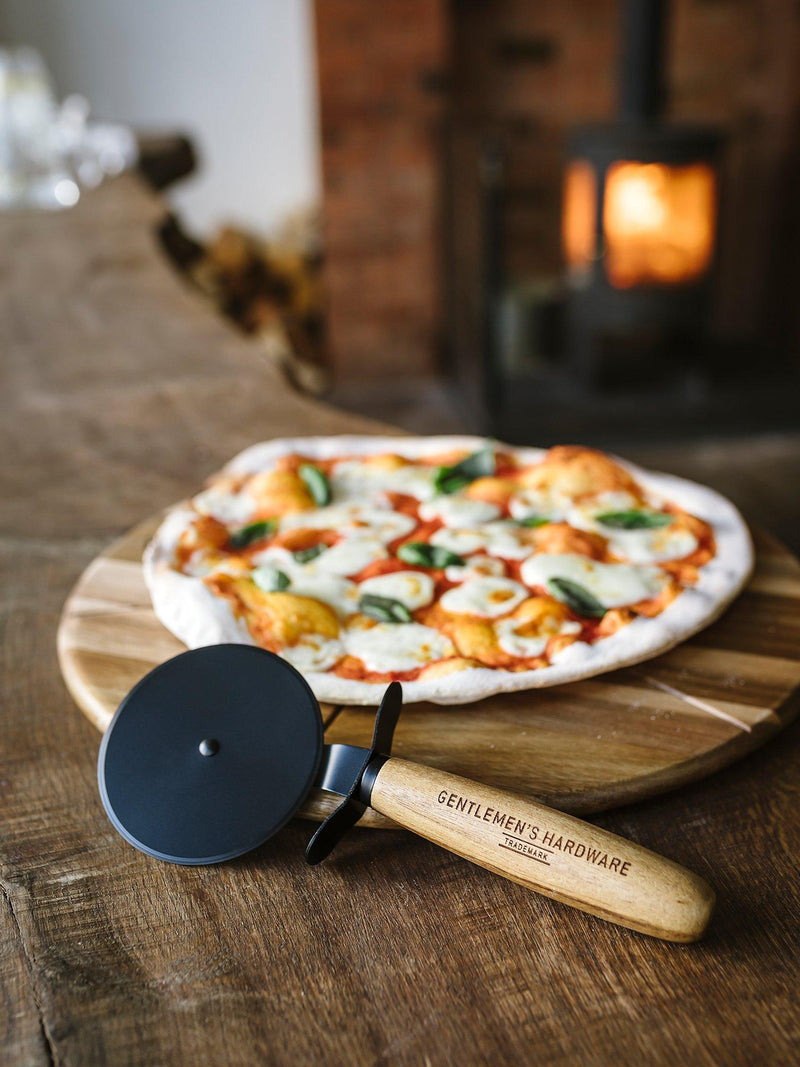Gentlemen's Hardware pizza board with stainless steel cutter (British brand)