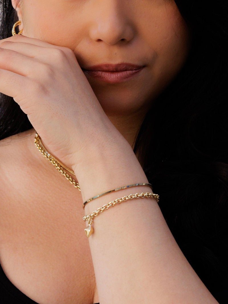 LARNAUTI pyramid charm chain bracelet in gold, 18-20cm (British brand)