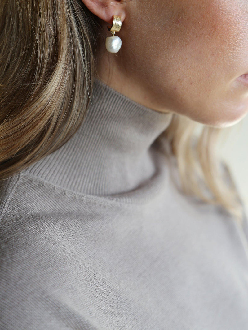 Tutti drop pearl huggie earrings in gold plated brass, UK version