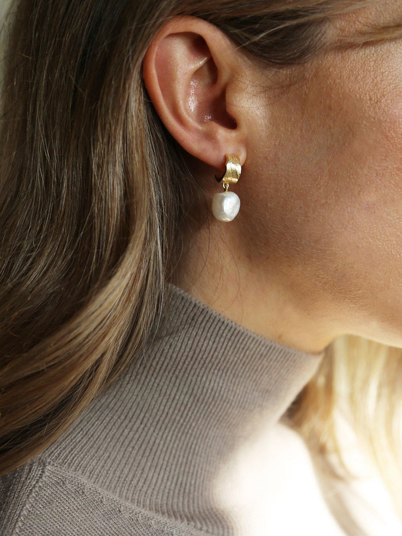 Tutti drop pearl huggie earrings in gold plated brass, UK version
