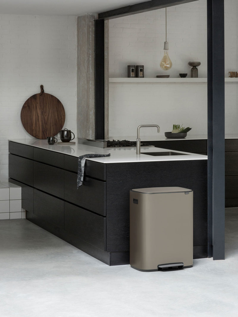 Brabantia Platinum Bo pedal bin 60L - British product