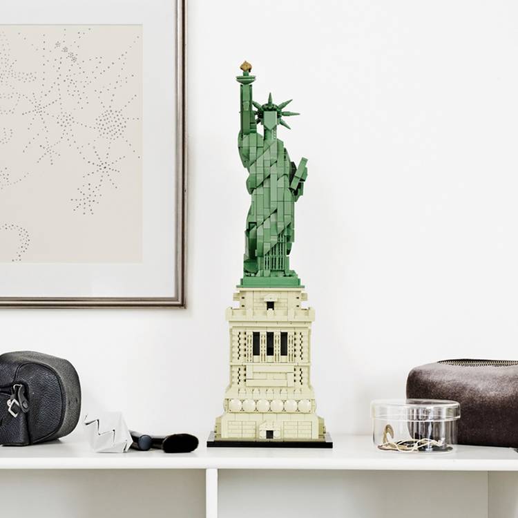 LEGO Statue of Liberty 21042 building set imported from UK