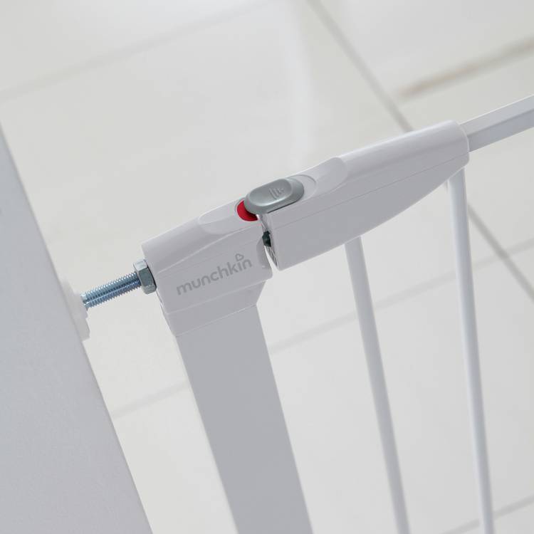 Munchkin auto close safety gate 76cm (British brand)