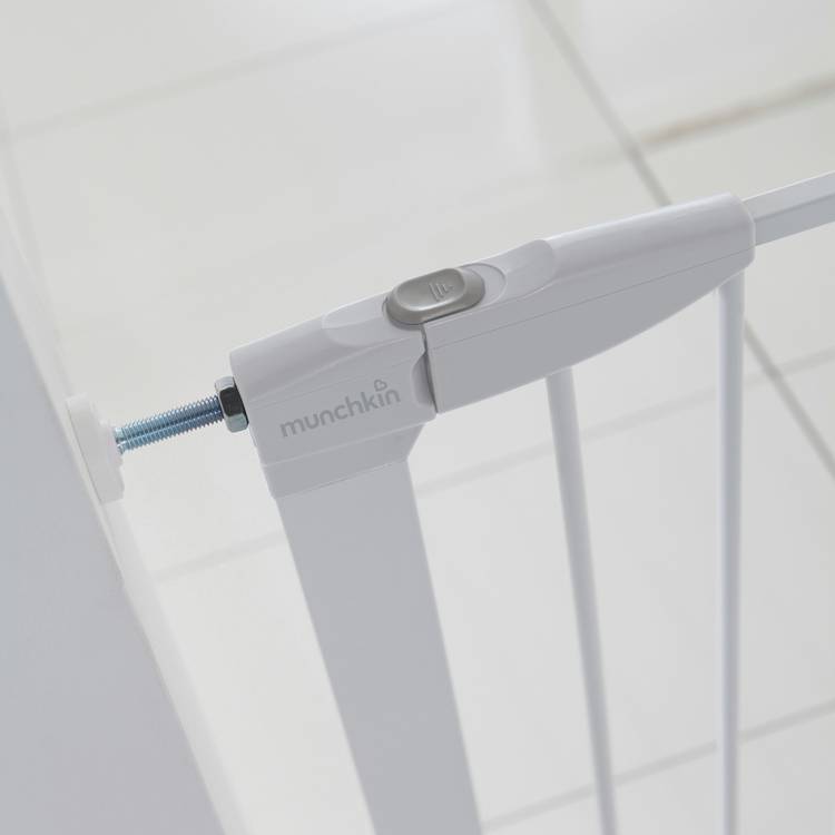Munchkin auto close safety gate 76cm (British brand)