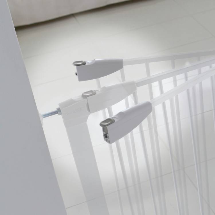 Munchkin auto close safety gate 76cm (British brand)