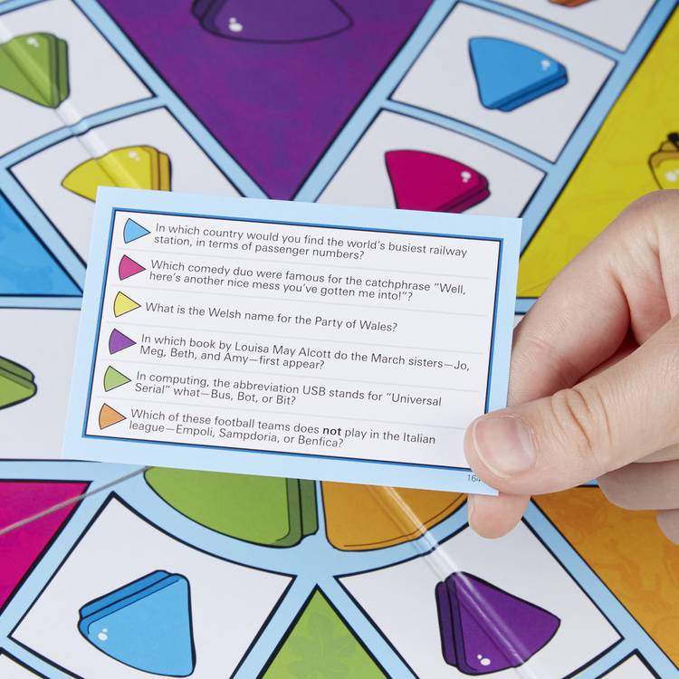 Hasbro Gaming Trivial Pursuit Family Edition board game (British brand)
