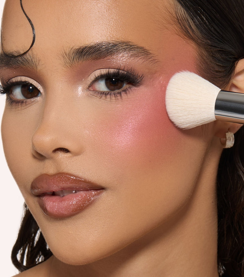 Huda Beauty angled diffusing cheek brush, UK version