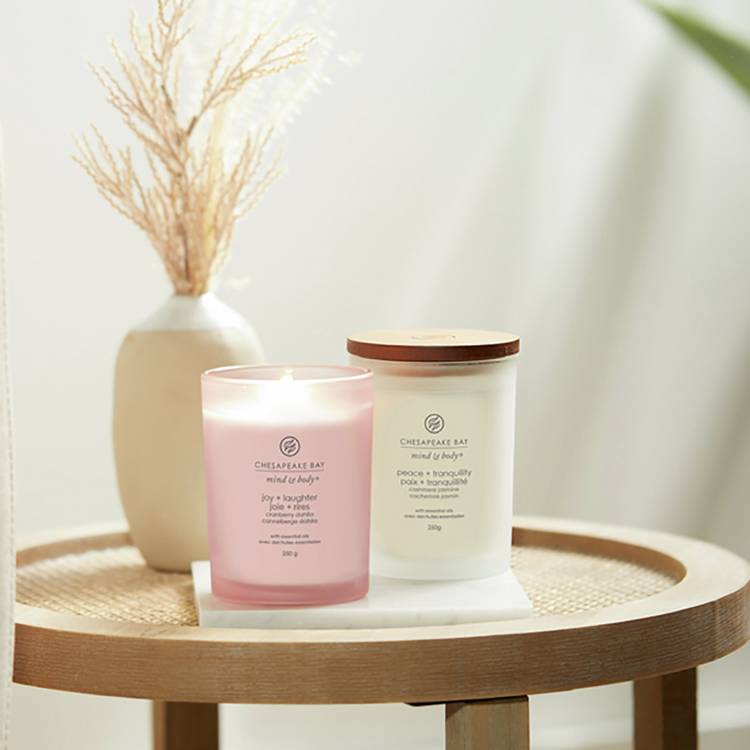 Chesapeake Bay medium candle Cranberry Dahlia - British product