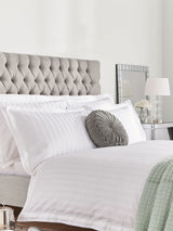 Laura Ashley hvitt Shalford dynetrekk og putetrekksett i 100 % bomullssateng med 400 tråder