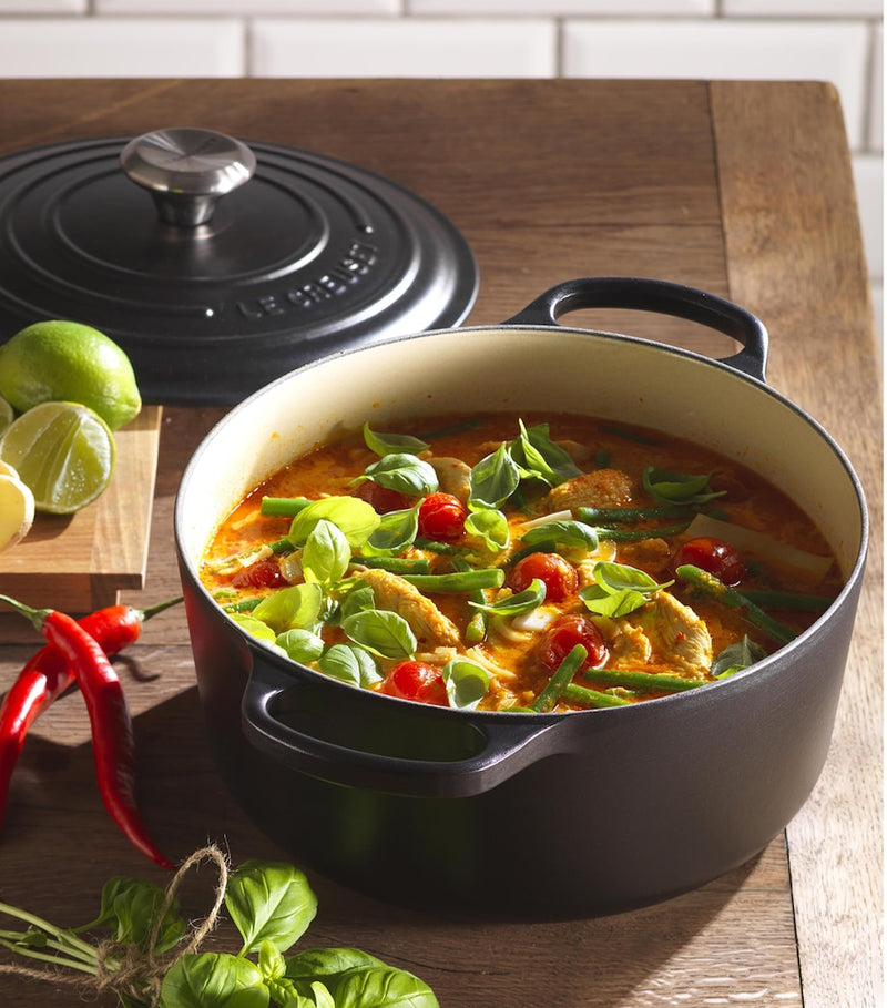 Le Creuset cast iron round casserole dish 26cm, UK version