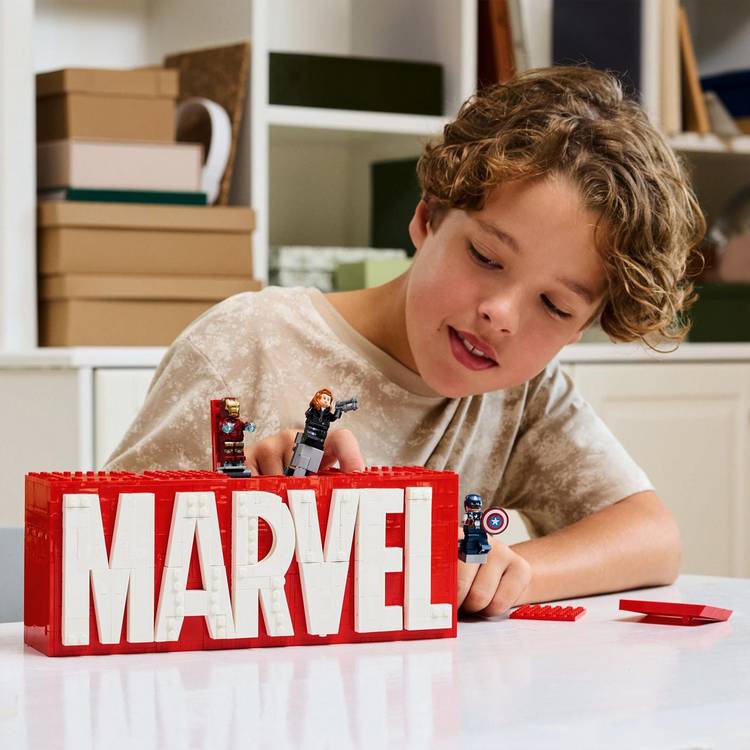 LEGO Marvel MARVEL Logo set with minifigures 931 pieces, UK version