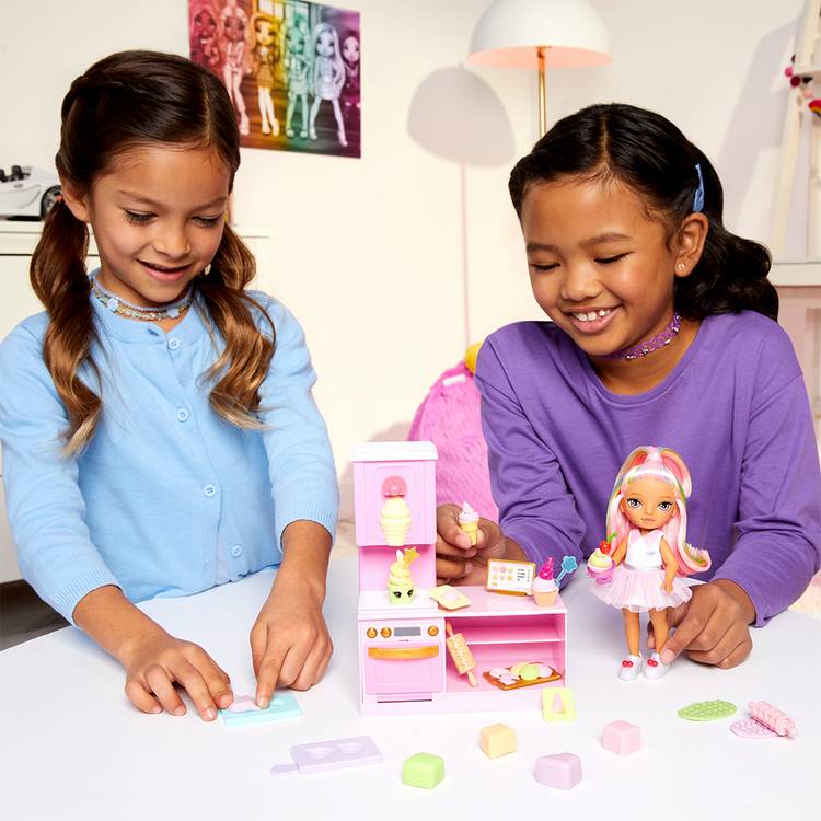 Rainbow High Little Dessert Shop Playset Kandy Hart doll, UK version